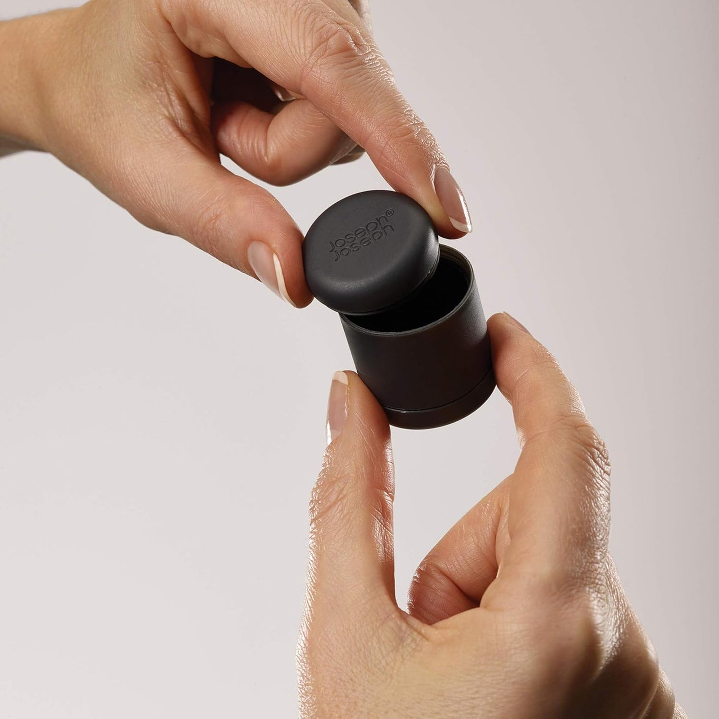 Go Eat Salt & Pepper Set - Black/White