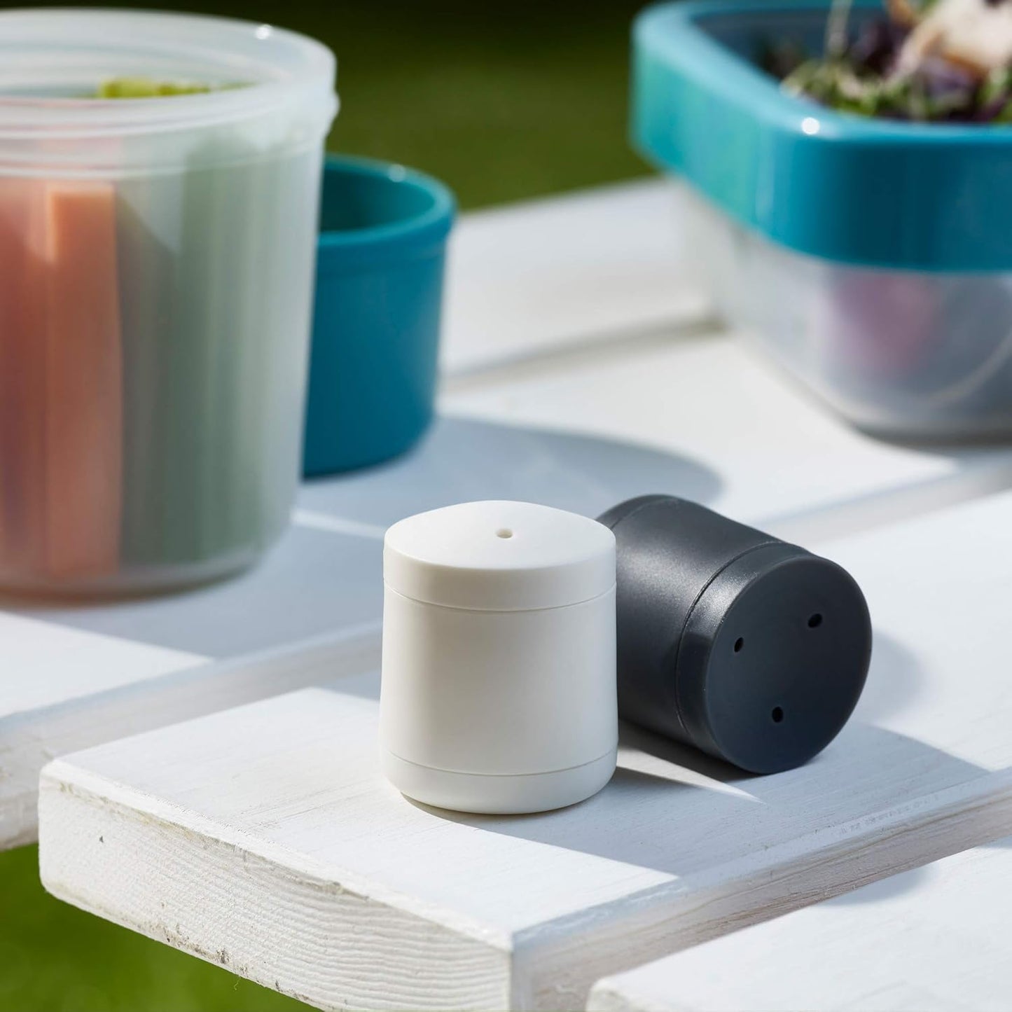 Go Eat Salt & Pepper Set - Black/White