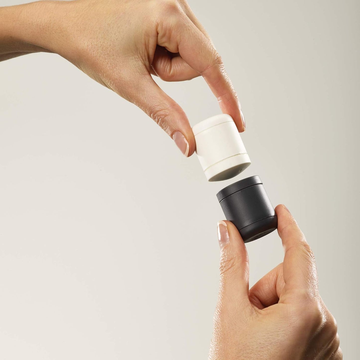 Go Eat Salt & Pepper Set - Black/White