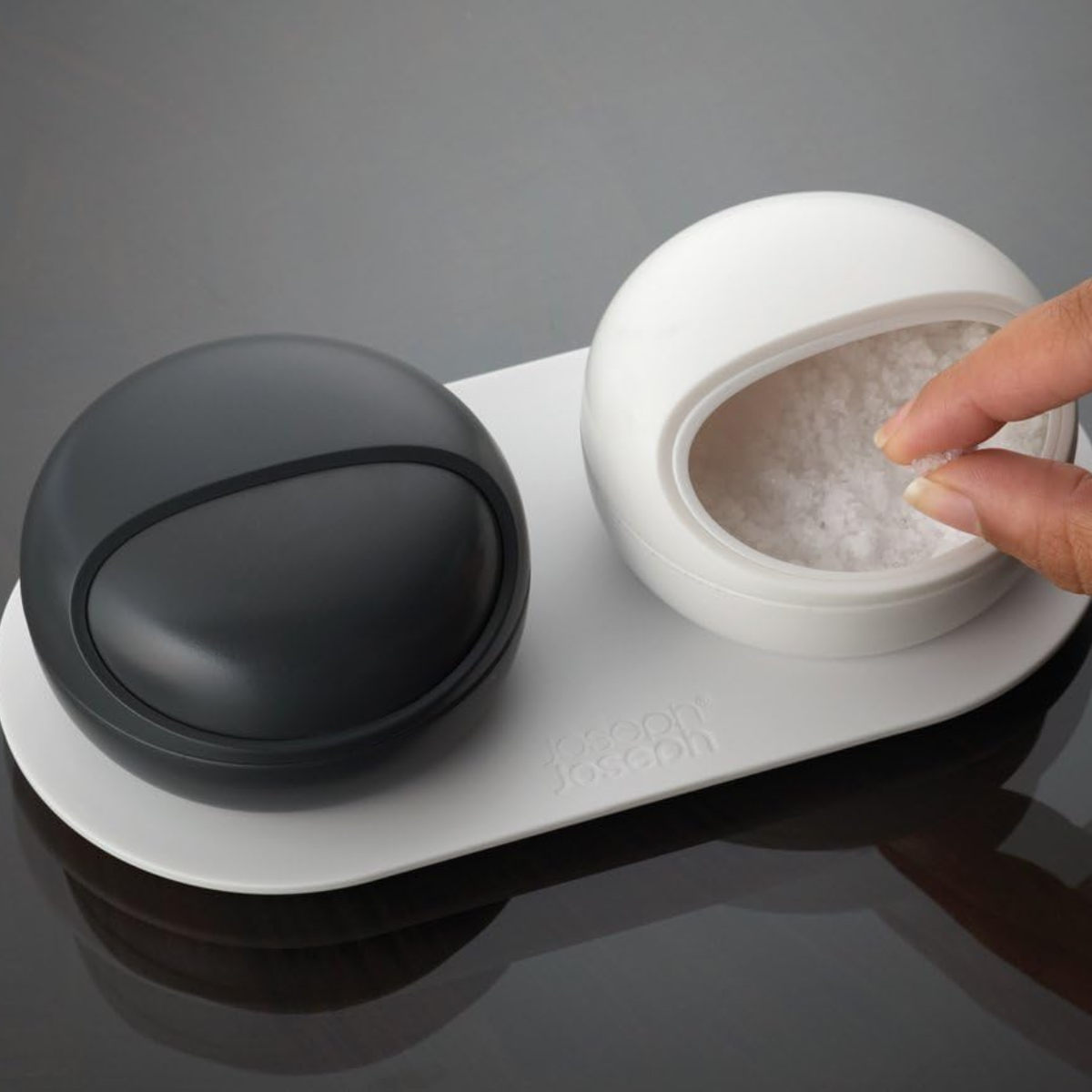 Ovi Salt & Pepper Pinch Pots - Black/White